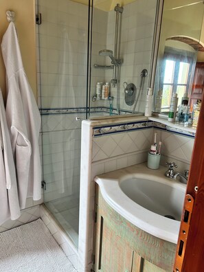 Douche, bidet, serviettes fournies, savon