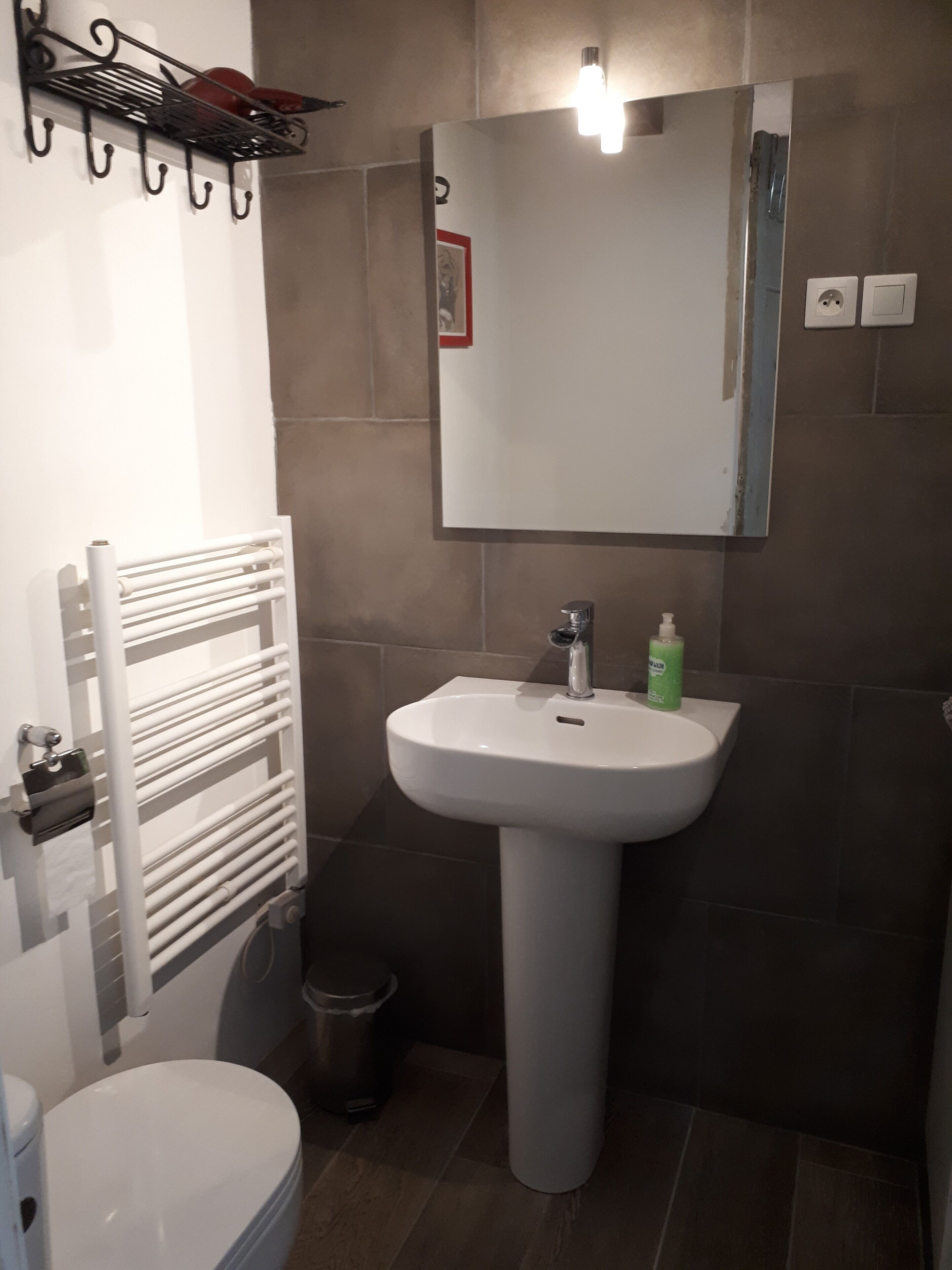 Haartrockner, Handtücher, Seife, Toilettenpapier