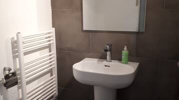 Haartrockner, Handtücher, Seife, Toilettenpapier