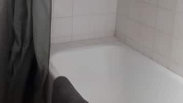 SĂšche-cheveux, serviettes fournies, savon, papier toilette