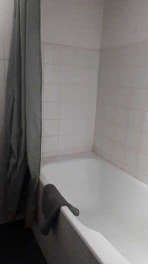 Hiustenkuivaaja, pyyhkeet, saippua, vessapaperi