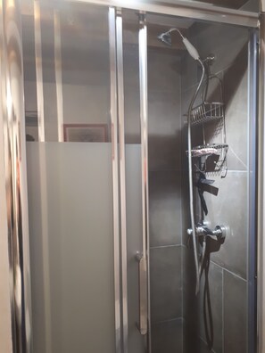 Douche, sèche-cheveux, serviettes fournies, savon