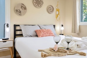 1 bedroom, desk, WiFi, bed sheets
