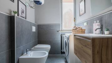 Appartement, 1 slaapkamer | Badkamer | Een douche, een haardroger, handdoeken, zeep