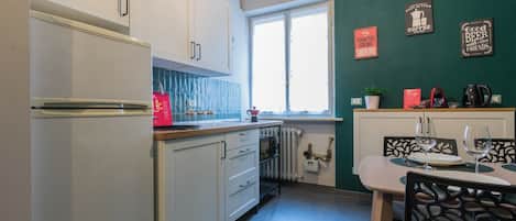 Apartament, 1 dormitori | Cuina privada | Frigorífic gran, microones, placa de cuina i cafetera exprés