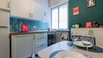 Apartemen, 1 kamar tidur | Dapur pribadi | Lemari es besar, microwave, kompor, dan mesin espresso