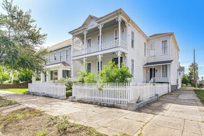 Front of property - Walk to Shops, Eateries: Historic Galveston Escape (Galveston)