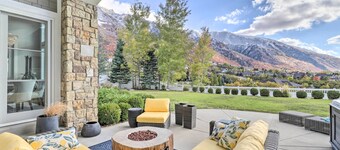 Luxe Sandy Home w/ Hot Tub: 9 Mi to Skiing!