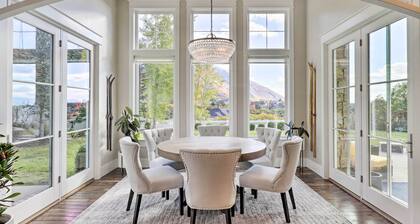 Luxe Sandy Home w/ Hot Tub: 9 Mi to Skiing!