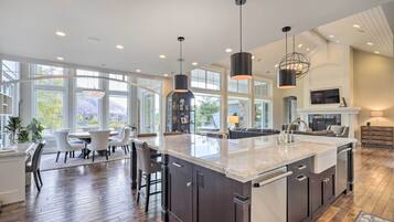 House (4 Bedrooms) | Interior