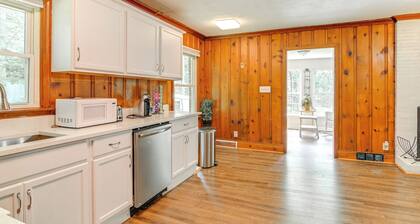 6 Mi to Uptown: Pet-friendly Home in Charlotte