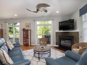 Smart TV, lareira, pebolim, mesa de pingue-pongue