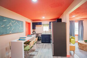 Geladeira, micro-ondas, fogão, cooktop