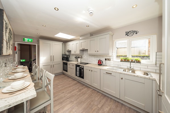 Full-size fridge, microwave, oven, dishwasher