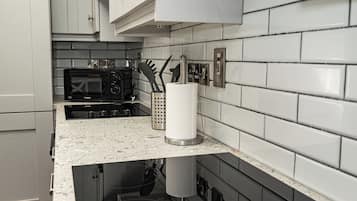 Full-size fridge, microwave, oven, dishwasher