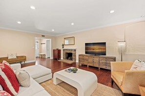 3 bedrooms, Internet - Modern Serenity Near LA Tranquil 3BR Stay (La Puente)