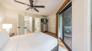 2 habitaciones, escritorio y tabla de planchar con plancha 