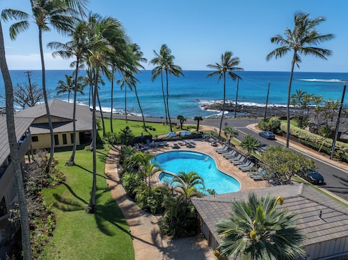 2 Bedroom Sleep 6 Steps to Ocean - A/C  Peak-a-boo Ocean Views with 4 Lanais