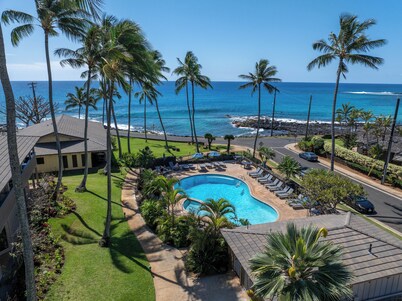 2 Bedroom Sleep 6 Steps to Ocean - A/C  Peak-a-boo Ocean Views with 4 Lanais