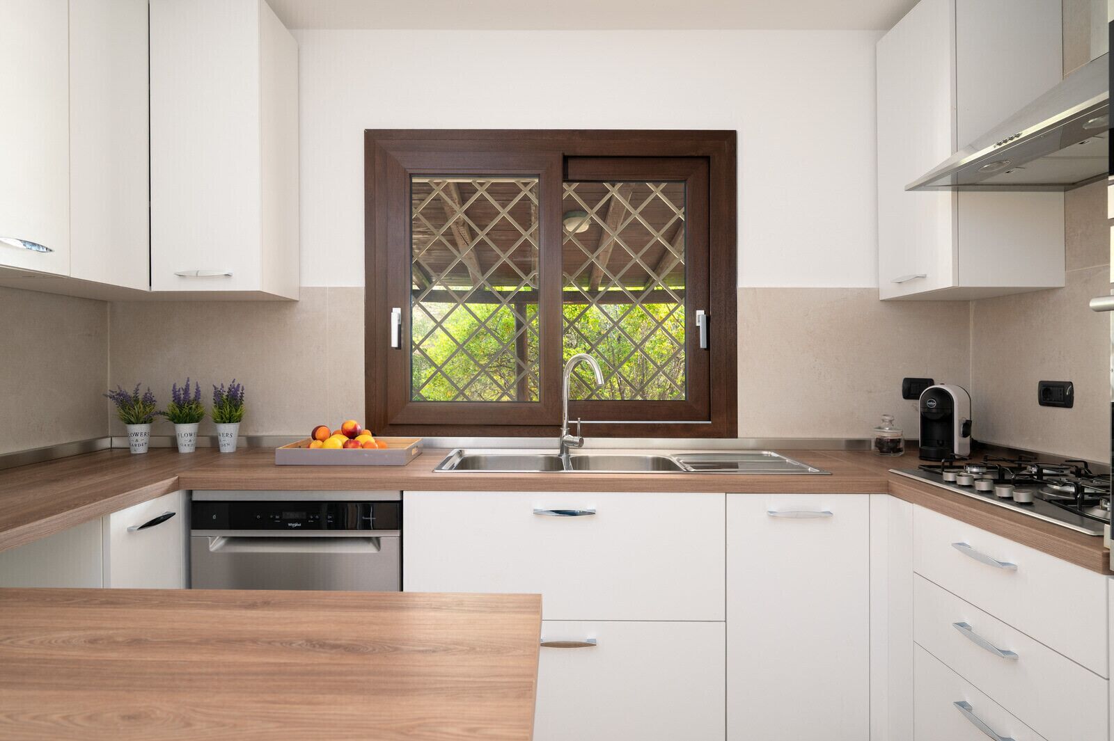 Kjøleskap, mikrobølgeovn, ovn og oppvaskmaskin