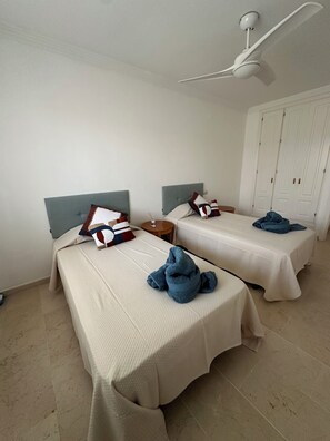 2 chambres, fer et planche à repasser, Wi-Fi, draps fournis