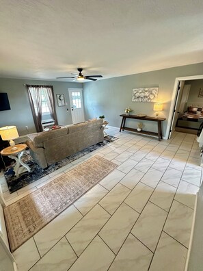 Interior - Cozy 1-Bedroom Cottage in Ozark (Ozark)