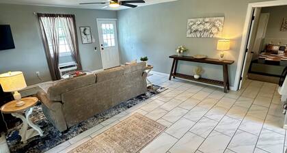 Cozy 1-Bedroom Cottage in Ozark