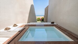 A swimming pool with a view of the beach. - Daebudo Aladdin Pension (Ansan)