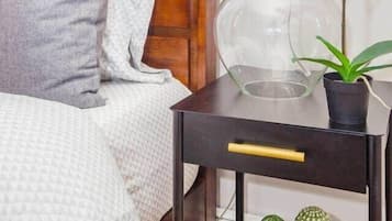 4 bedrooms, desk, iron/ironing board, WiFi