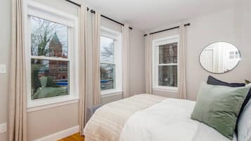 4 bedrooms, desk, iron/ironing board, WiFi