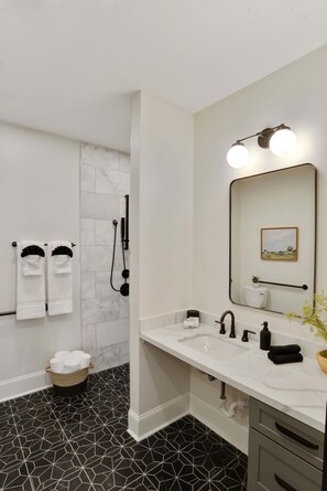 Douche, séchoir à cheveux, serviettes fournies, shampooing