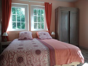 2 habitaciones, tabla de planchar con plancha, wifi y ropa de cama