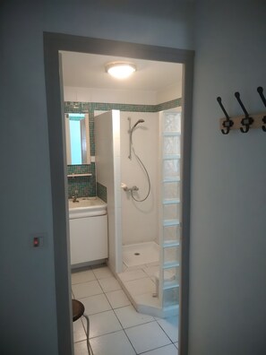 Douche, séchoir à cheveux, serviettes fournies