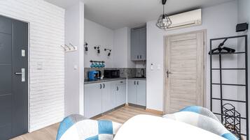 Deluxe Apartment, Courtyard View | Private kitchen