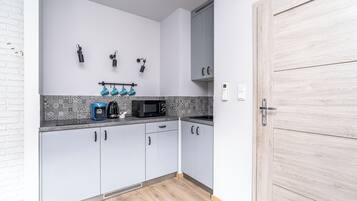 Deluxe Apartment, Courtyard View | Private kitchen