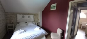 2 bedrooms, desk, iron/ironing board, travel cot