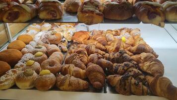 Sarapan dibawa pulang setiap hari (EUR 6 per orang)