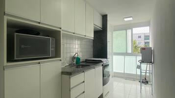 公寓, 庭院景观 | 私人厨房 | 冰箱、微波炉、烤箱、炉灶