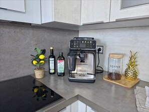 Microondas, horno, placa de cocina, lavavajillas