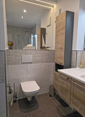 Suihku, hiustenkuivaaja, pyyhkeet, saippua