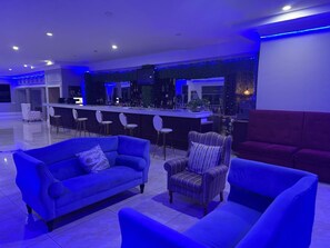 2 barer/lounger och bar vid poolen