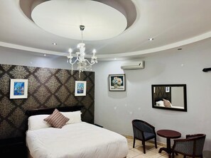 Stuga Deluxe - uteplats - utsikt mot trädgården | Sängtillbehör av högsta kvalitet, individuell inredning och unika möbler