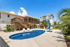 A heated pool - 4 Bedrooms | Sleeps Up to 15 | Private Pool | Game Room | Walk to Beach (Pensacola Beach)