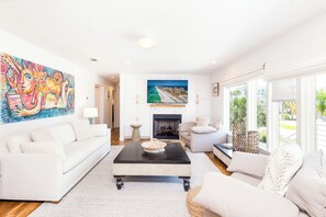 TV connectée, cheminée, baby-foot, table de tennis de table