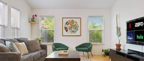 Una Smart TV, un reproductor estéreo