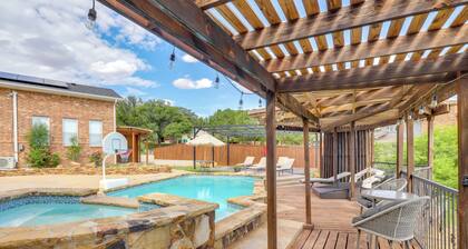 Outdoor Oasis w/ Lake Views: Ransom Canyon Retreat