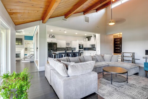 Outdoor Oasis w/ Lake Views: Ransom Canyon Retreat