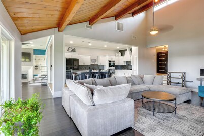 Outdoor Oasis w/ Lake Views: Ransom Canyon Retreat