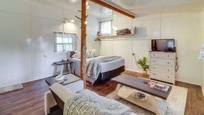 Ein gemütliches Schlafzimmer mit einem Bett, Nachttisch und Fernseher.