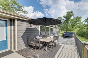 House (3 Bedrooms) | Front of property - Outdoor Kitchen + Hot Tub: Table Rock Lake House (Golden)